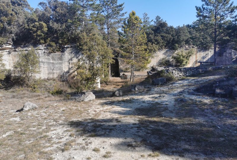 A walk beneath the plateau, betwen rocks and woodland à Clansayes - 3