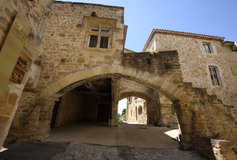 Maison des 3 Arcs à Grillon - 0