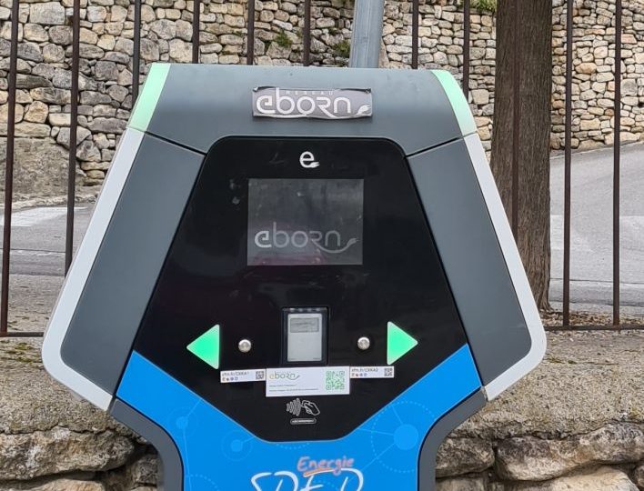 eborn – borne de recharge pour véhicule électrique à Suze-la-Rousse - 0