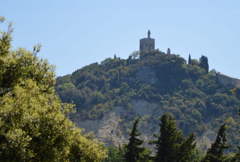 A walk beneath the plateau, betwen rocks and woodland à Clansayes - 0