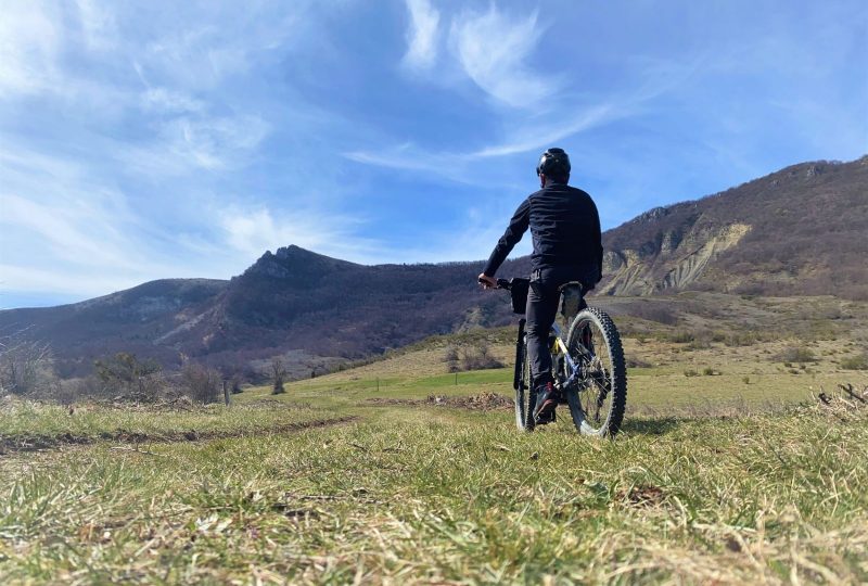 Tour de la montagne du Riable by VTT à Éourres - 0