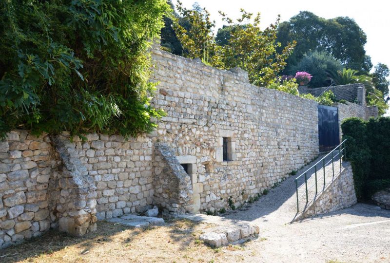 Les tours et les remparts à Donzère - 1