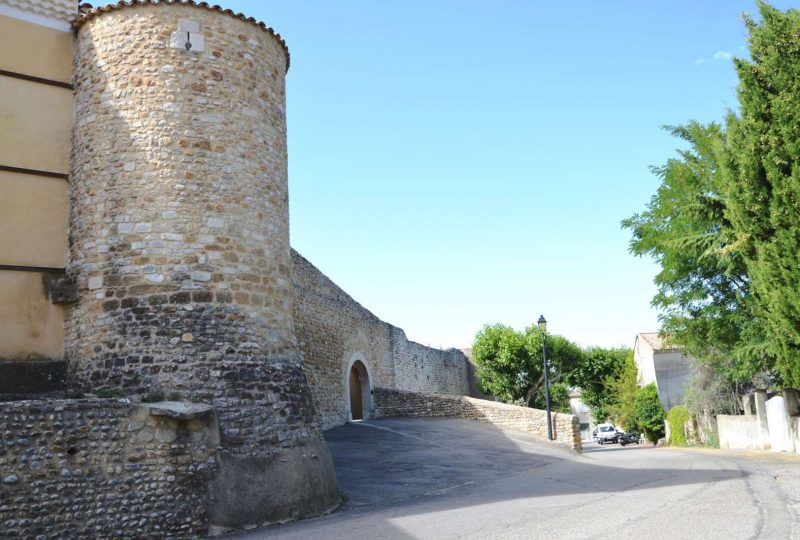 Tour Sarrazine et les remparts à Tulette - 3