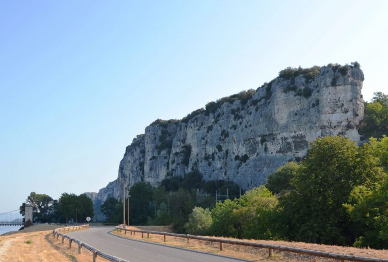 Des collines au bord de l’eau à Donzère - 0